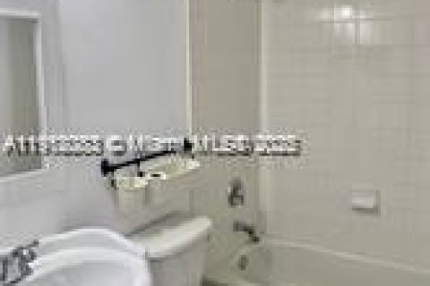 Снять в аренду таунхаус в Хомстед, Флорида 3 спальни, 114.64м2, № 1972662 - фото 15