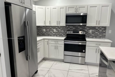 House in Lehigh Acres, Florida 3 bedrooms № 1933158 - photo 4