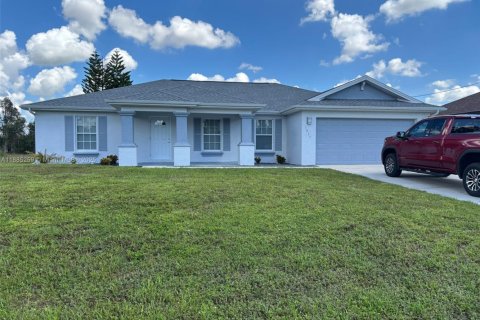 House in Lehigh Acres, Florida 3 bedrooms № 1933158 - photo 1