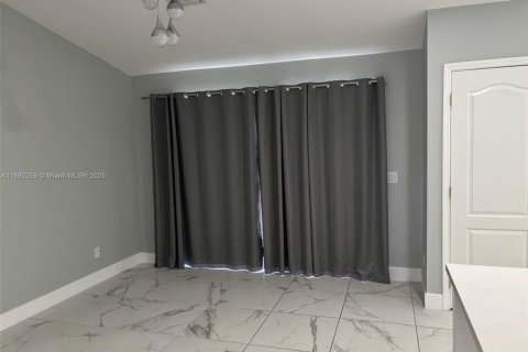 House in Lehigh Acres, Florida 3 bedrooms № 1933158 - photo 3