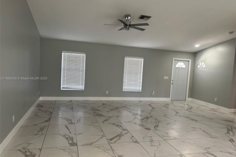 House in Lehigh Acres, Florida 3 bedrooms № 1933158 - photo 2