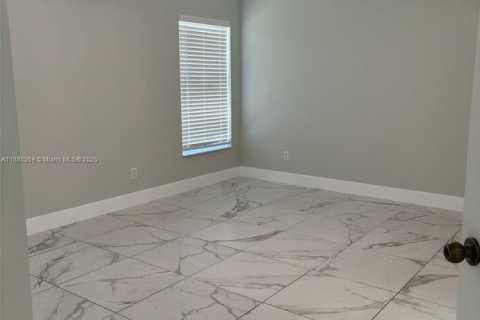 House in Lehigh Acres, Florida 3 bedrooms № 1933158 - photo 7