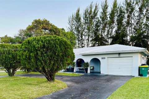 Casa en venta en Tamarac, Florida, 3 dormitorios, 135.17 m2 № 1696822 - foto 1