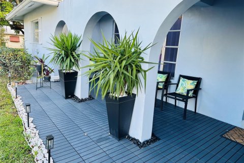 Casa en venta en Tamarac, Florida, 3 dormitorios, 135.17 m2 № 1696822 - foto 2