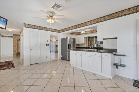 House in Lehigh Acres, Florida 3 bedrooms, 160.26 sq.m. № 1869748 - photo 11