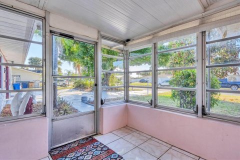 House in Lehigh Acres, Florida 3 bedrooms, 160.26 sq.m. № 1869748 - photo 3