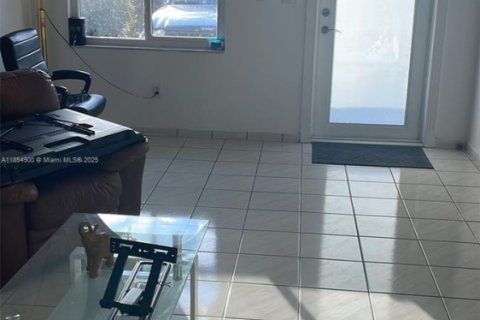 House in Hialeah, Florida 3 bedrooms, 118.36 sq.m. № 1874135 - photo 1