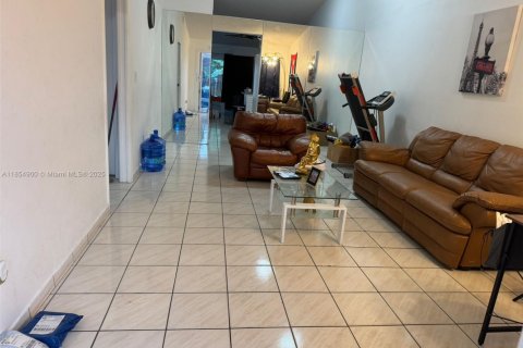 House in Hialeah, Florida 3 bedrooms, 118.36 sq.m. № 1874135 - photo 4