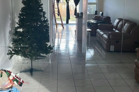 House in Hialeah, Florida 3 bedrooms, 118.36 sq.m. № 1874135 - photo 2