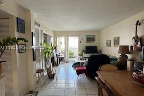 Condo in Miami Beach, Florida, 1 bedroom  № 1865068 - photo 2