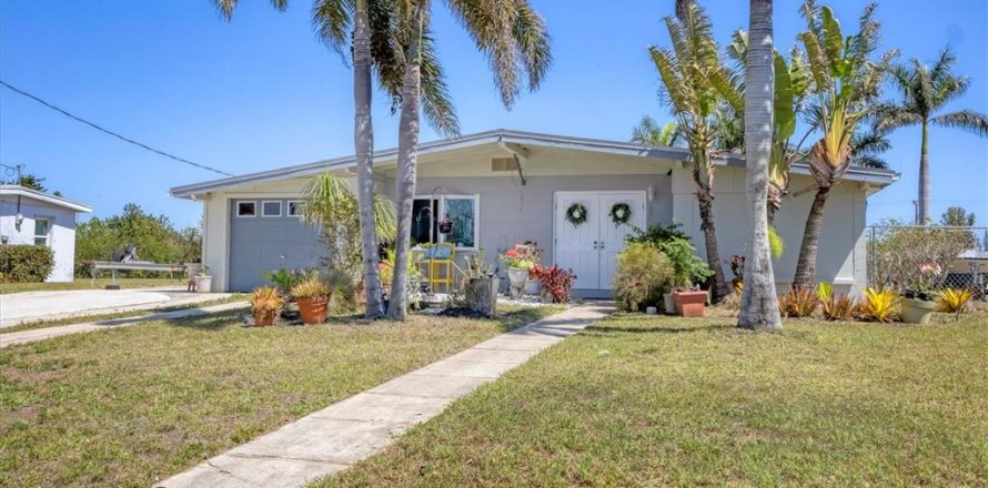 House in Port Charlotte, Florida 3 bedrooms, 135.27 sq.m. № 1571460