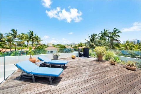 Casa en alquiler en Miami Beach, Florida, 3 dormitorios, 271.46 m2 № 1973011 - foto 15