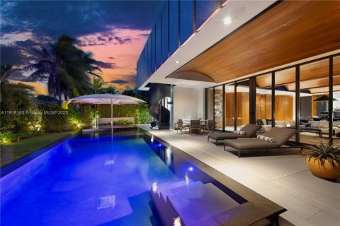 Casa en alquiler en Miami Beach, Florida, 3 dormitorios, 271.46 m2 № 1973011 - foto 2