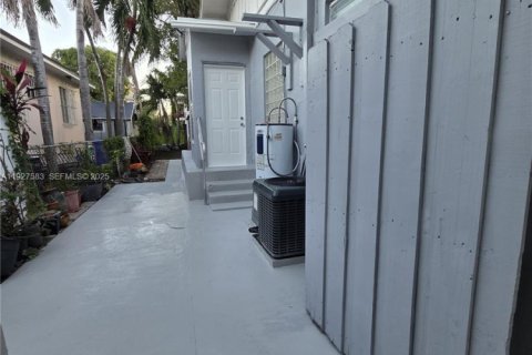 Снять в аренду виллу или дом в Майами, Флорида 2 спальни, 65.03м2, № 1986724 - фото 12