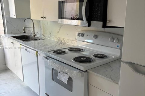 Снять в аренду виллу или дом в Майами, Флорида 2 спальни, 65.03м2, № 1986724 - фото 8