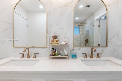 Casa en venta en Biscayne Park, Florida, 4 dormitorios, 84.73 m2 № 1945937 - foto 25