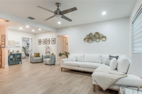 Casa en venta en Biscayne Park, Florida, 4 dormitorios, 84.73 m2 № 1945937 - foto 19