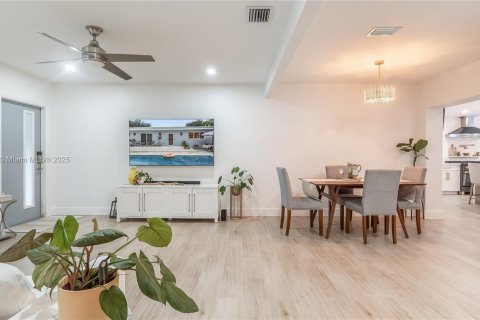 Casa en venta en Biscayne Park, Florida, 4 dormitorios, 84.73 m2 № 1945937 - foto 16