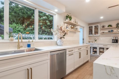Casa en venta en Biscayne Park, Florida, 4 dormitorios, 84.73 m2 № 1945937 - foto 2