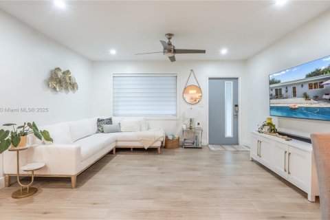 Casa en venta en Biscayne Park, Florida, 4 dormitorios, 84.73 m2 № 1945937 - foto 18