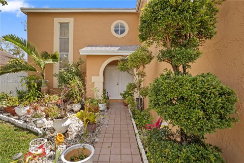 House in Miramar, Florida 4 bedrooms, 207.92 sq.m. № 1985647 - photo 4