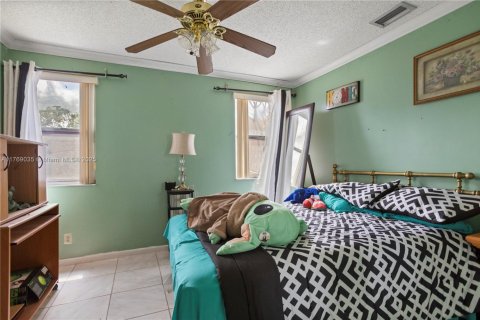 House in Miramar, Florida 4 bedrooms, 207.92 sq.m. № 1985647 - photo 12