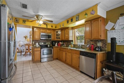 House in Miramar, Florida 4 bedrooms, 207.92 sq.m. № 1985647 - photo 25