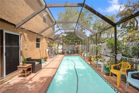 House in Miramar, Florida 4 bedrooms, 207.92 sq.m. № 1985647 - photo 30