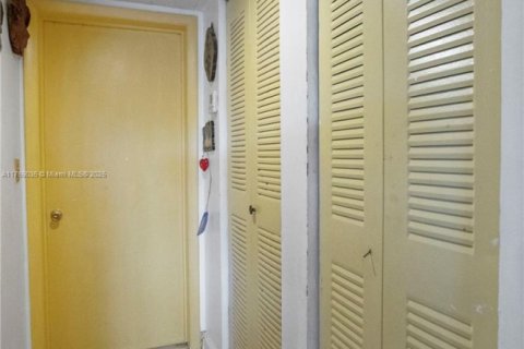 House in Miramar, Florida 4 bedrooms, 207.92 sq.m. № 1985647 - photo 18