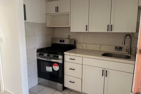 Appartement à louer à Hollywood, Floride: 1 chambre, 200.02 m2 № 2376272 - photo 2
