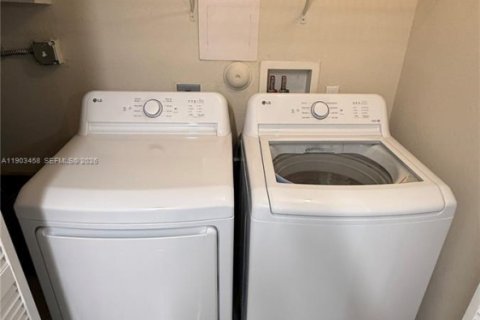 Condo in Cutler Bay, Florida, 2 bedrooms № 1954453 - photo 9