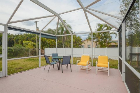 House in Port St. Lucie, Florida 3 bedrooms, 189.06 sq.m. № 2182760 - photo 25