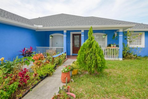 House in Port St. Lucie, Florida 3 bedrooms, 189.06 sq.m. № 2182760