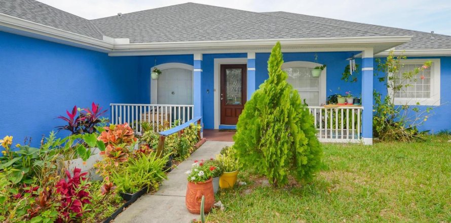 House in Port St. Lucie, Florida 3 bedrooms, 189.06 sq.m. № 2182760