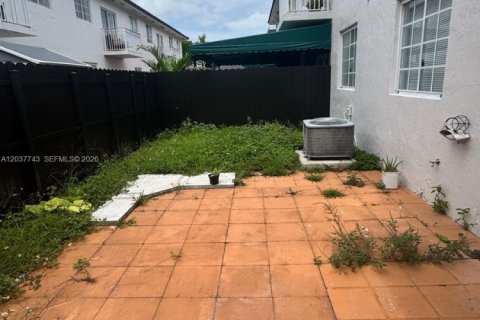 Touwnhouse à louer à Hialeah, Floride: 3 chambres, 115.66 m2 № 2154295 - photo 16
