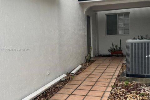 Touwnhouse à louer à Hialeah, Floride: 3 chambres, 115.66 m2 № 2154295 - photo 2