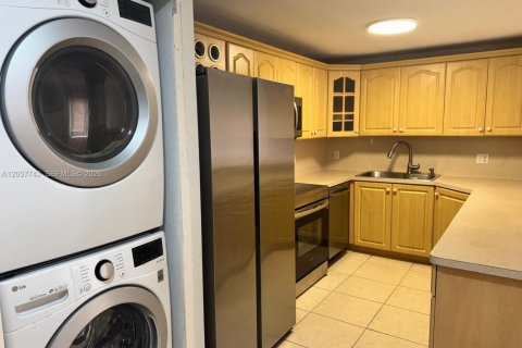 Touwnhouse à louer à Hialeah, Floride: 3 chambres, 115.66 m2 № 2154295 - photo 5