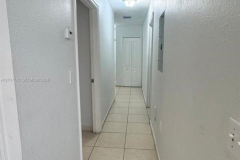 Touwnhouse à louer à Hialeah, Floride: 3 chambres, 115.66 m2 № 2154295 - photo 4