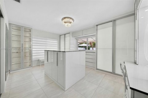 House in Lighthouse Point, Florida 3 bedrooms, 156.45 sq.m. № 2048169 - photo 11