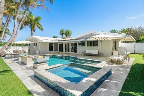 House in Lighthouse Point, Florida 3 bedrooms, 156.45 sq.m. № 2048169 - photo 5