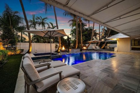 House in Lighthouse Point, Florida 3 bedrooms, 156.45 sq.m. № 2048169 - photo 4