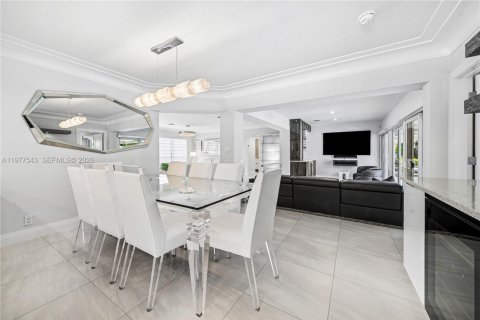 House in Lighthouse Point, Florida 3 bedrooms, 156.45 sq.m. № 2048169 - photo 15