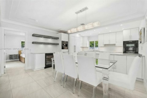 House in Lighthouse Point, Florida 3 bedrooms, 156.45 sq.m. № 2048169 - photo 16