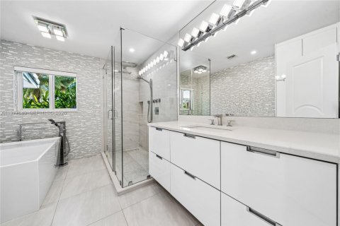 House in Lighthouse Point, Florida 3 bedrooms, 156.45 sq.m. № 2048169 - photo 25