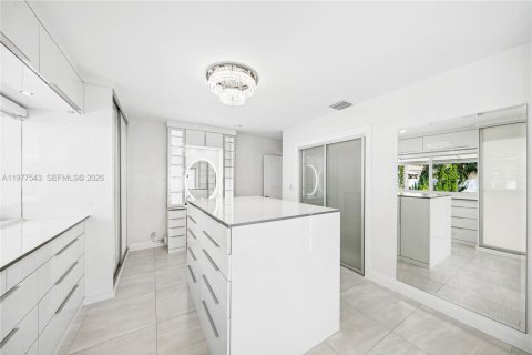 House in Lighthouse Point, Florida 3 bedrooms, 156.45 sq.m. № 2048169 - photo 12