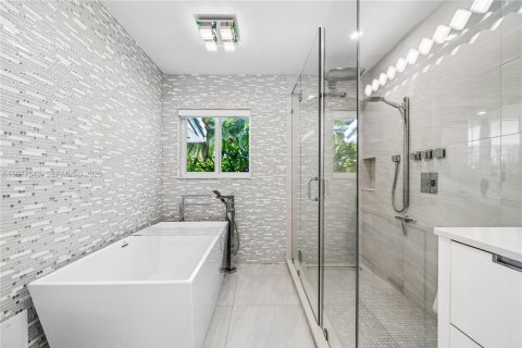 House in Lighthouse Point, Florida 3 bedrooms, 156.45 sq.m. № 2048169 - photo 24