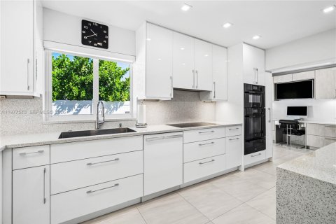 House in Lighthouse Point, Florida 3 bedrooms, 156.45 sq.m. № 2048169 - photo 7