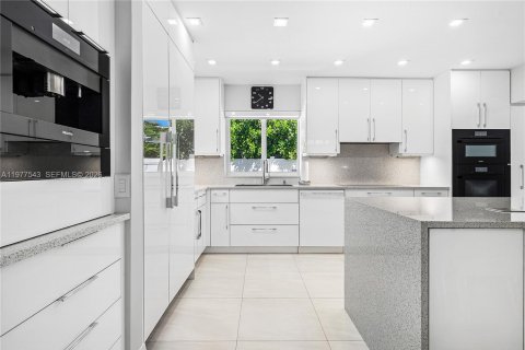 House in Lighthouse Point, Florida 3 bedrooms, 156.45 sq.m. № 2048169 - photo 9