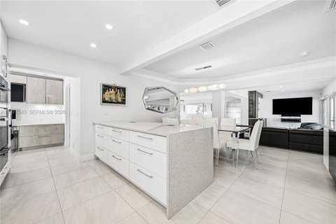 House in Lighthouse Point, Florida 3 bedrooms, 156.45 sq.m. № 2048169 - photo 10