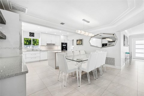 House in Lighthouse Point, Florida 3 bedrooms, 156.45 sq.m. № 2048169 - photo 14